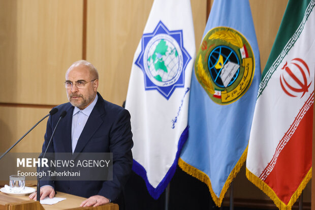 محمدباقر قالیباف رییس مجلس در همایش بین المللی هندسه جدید جهانی در دانشگاه دفاع ملی در حال سخرانی است