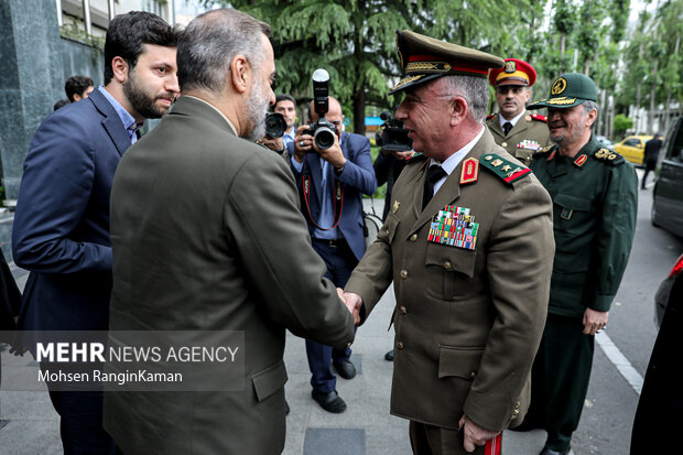 امیر سرتیپ محمدرضا آشتیانی وزیر دفاع و پشتیبانی نیروهای مسلح ایران در حال استقبال از رئیس ستاد نیروهای مسلح سوریه است