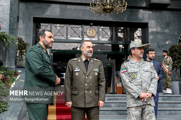 امیر سرتیپ محمدرضا آشتیانی وزیر دفاع و پشتیبانی نیروهای مسلح ایران در حال ورود به محل استقبال از رئیس ستاد نیروهای مسلح سوریه است