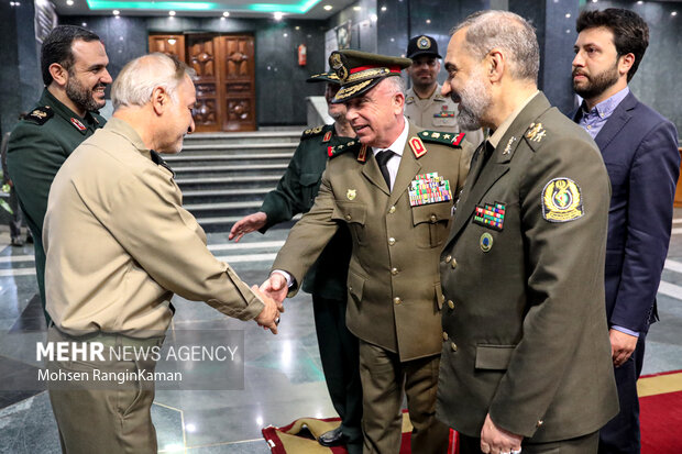 امیر سرتیپ محمدرضا آشتیانی وزیر دفاع و پشتیبانی نیروهای مسلح ایران در حال استقبال از رئیس ستاد نیروهای مسلح سوریه است