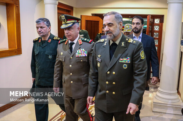 امیر سرتیپ محمدرضا آشتیانی وزیر دفاع و پشتیبانی نیروهای مسلح ایران در حال استقبال از رئیس ستاد نیروهای مسلح سوریه است