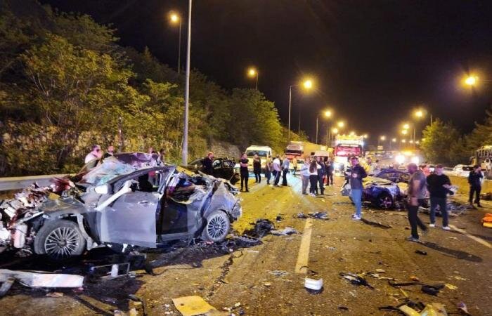 تصادف زنجیره ای در آدانا ترکیه ۱۴ کشته و مجروح به جا گذاشت