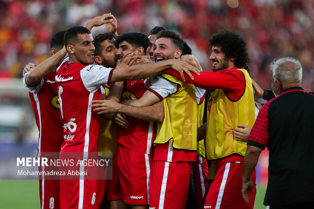 بازیکنان تیم فوتبال پرسپولیس تهران در حال شادی پس از به ثمر رسیدن گل دوم  تیم خود توسط مهدی ترابی در برابر گل گهر سیرجان در دیدار تیم های فوتبال پرسپولیس تهران و گل گهر سیرجان هستند