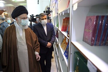 Leader visits Tehran International Book Fair