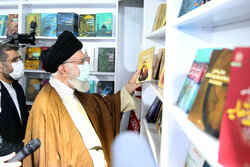 تقرير مصور ... قائد الثورة الاسلامية يتفقد المعرض الدولي الرابع والثلاثين للكتاب في طهران
