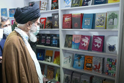 İslam Devrim Lideri'nden Tahran Kitap Fuarı'na ziyaret