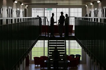 UK prisons not safe for inmates, personel, report says