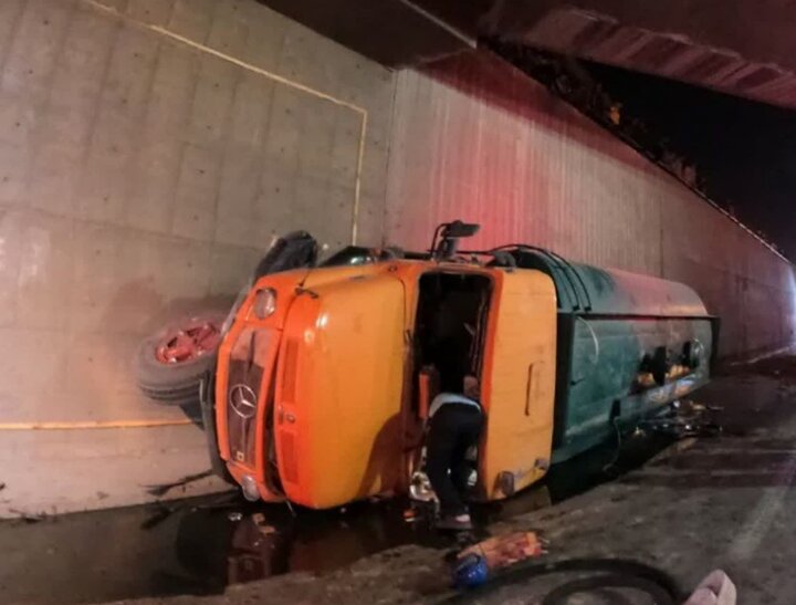 واژگونی تانکر سوخت در نزدیکی پل وحید؛ ترافیک سنگین ایجاد شد