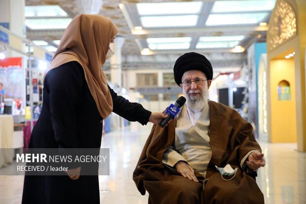 قائد الثورة الاسلامية يتفقد المعرض الدولي الرابع والثلاثين للكتاب في طهران