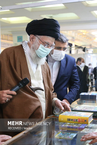 قائد الثورة الاسلامية يتفقد المعرض الدولي الرابع والثلاثين للكتاب في طهران