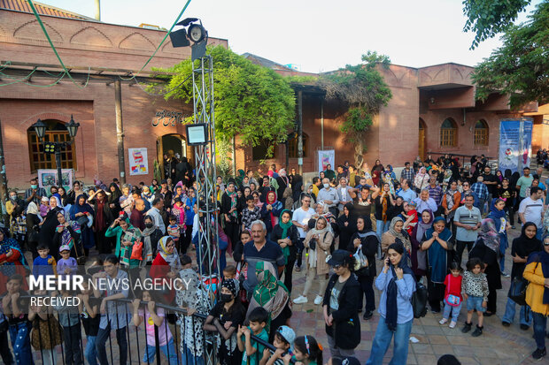 سازمان فرهنگی هنری شهرداری تهران نوزدهمین جشنواره «گل و گلاب تهران» را با برنامه‌های متنوع از ۱۳ تا ۲۹ اردیبهشت ماه در فرهنگسرای اشراق برگزار می‌کند