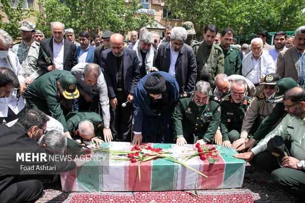 آئین گرامیداشت و تدفین پیکر مطهر شهید گمنام، دوشنبه ۲۵ اردیبهشت با حضور جمعی از خانواده‌های شهدا و مسئولین لشکری در سازمان پدافند غیرعامل کشور برگزار شد