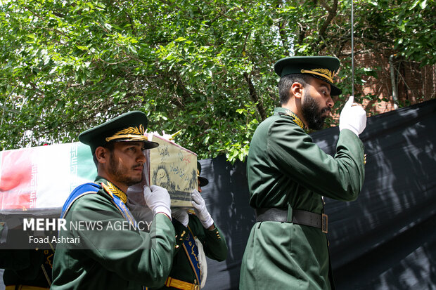 آئین گرامیداشت و تدفین پیکر مطهر شهید گمنام، دوشنبه ۲۵ اردیبهشت با حضور جمعی از خانواده‌های شهدا و مسئولین لشکری در سازمان پدافند غیرعامل کشور برگزار شد