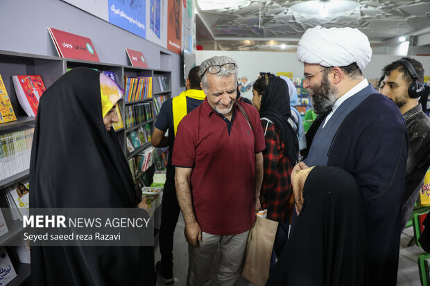 بازدید رئیس سازمان تبلیغات اسلامی از نمایشگاه کتاب 4
