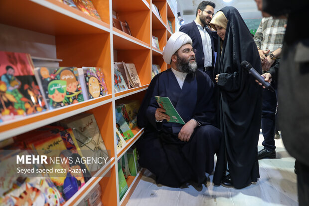بازدید رئیس سازمان تبلیغات اسلامی از نمایشگاه کتاب 6