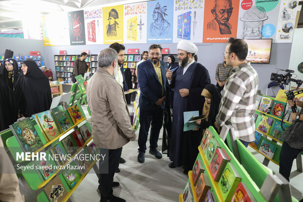 بازدید رئیس سازمان تبلیغات اسلامی از نمایشگاه کتاب 9