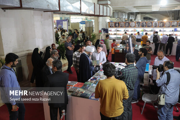 بازدید رئیس سازمان تبلیغات اسلامی از نمایشگاه کتاب 10