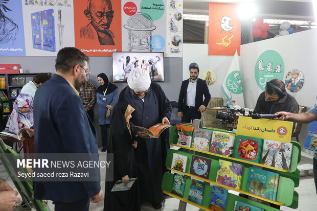 بازدید رئیس سازمان تبلیغات اسلامی از نمایشگاه کتاب 8