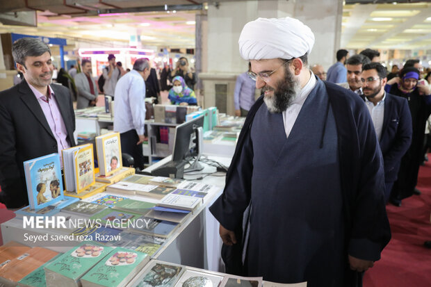 بازدید رئیس سازمان تبلیغات اسلامی از نمایشگاه کتاب 13
