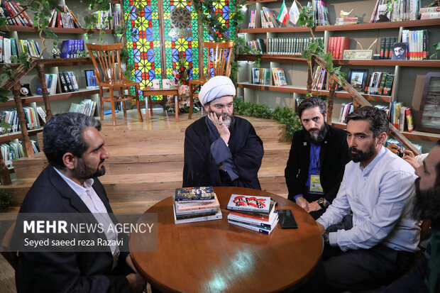 بازدید رئیس سازمان تبلیغات اسلامی از نمایشگاه کتاب 15