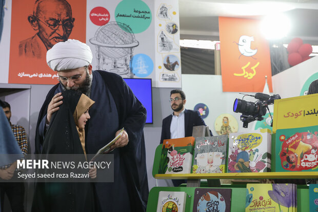 بازدید رئیس سازمان تبلیغات اسلامی از نمایشگاه کتاب 19