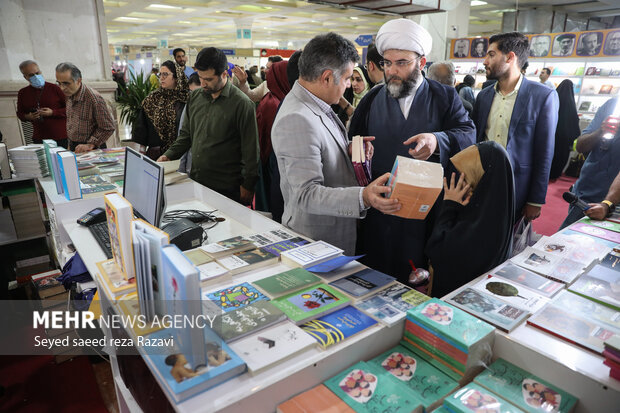 IDO head visits Tehran intl. book fair