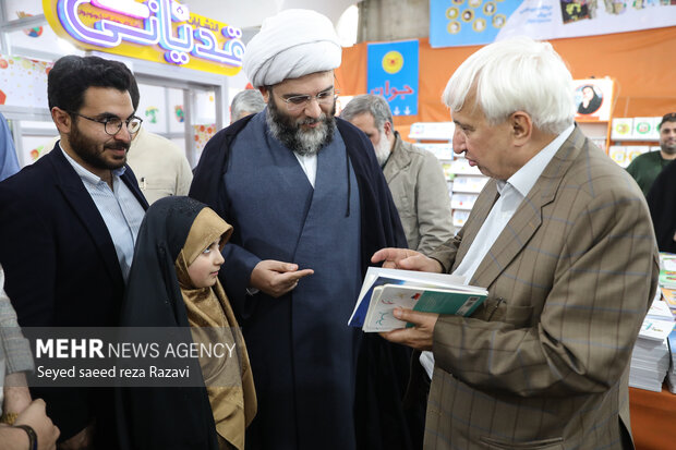 بازدید رئیس سازمان تبلیغات اسلامی از نمایشگاه کتاب 21