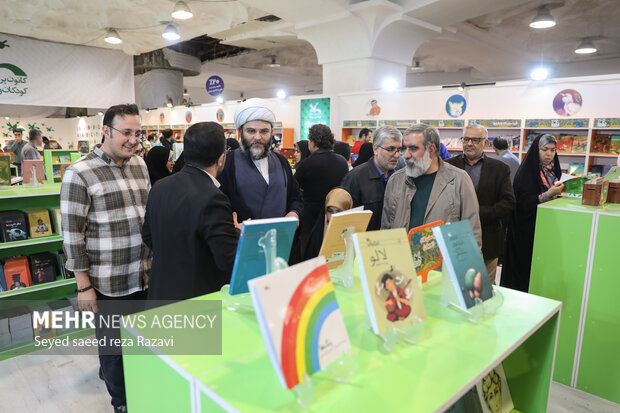 اسلامی تبلیغاتی مرکز ایران کے سربراہ کا انٹرنیشنل بک فیئر تہران کا دورہ

