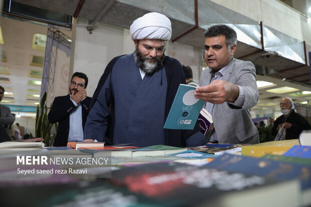 بازدید رئیس سازمان تبلیغات اسلامی از نمایشگاه کتاب 28