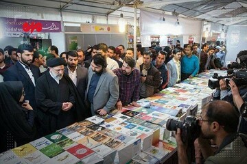 Raeisi pays visit to Tehran International Book Fair