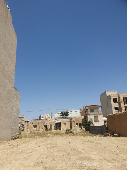 آخرین بقایای تنها باروی گلپایگان لحظاتی پیش تخریب شد