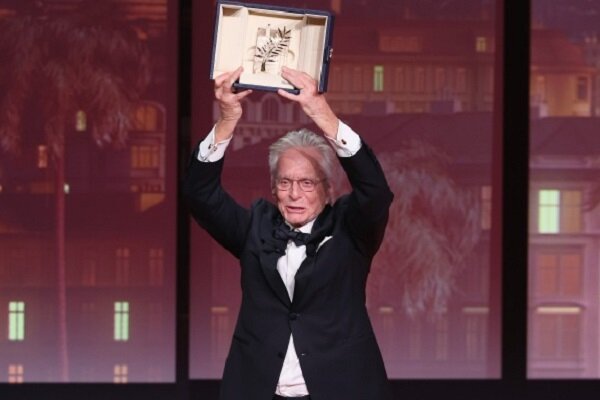 تشویق ۷ دقیقهای جانی دپ در افتتاحیه کن/مایکل داگلاس نخل طلا گرفت