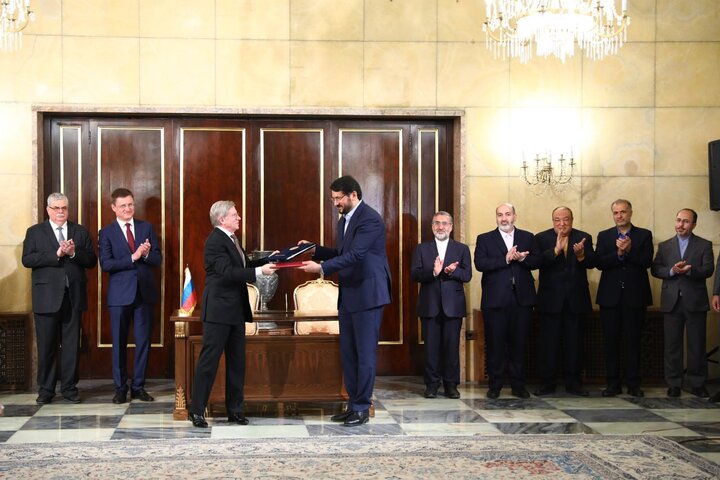 Raeisi, Putin sign contract to build Rasht-Astara railway