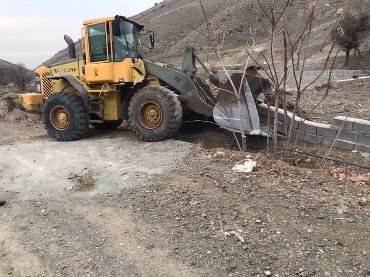 تخریب ۴ بنای غیرمجاز در اراضی کشاورزی شهرستان بویین زهرا