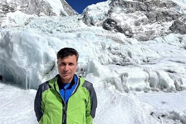 Another Iranian mountaineer conquers Mount Everest