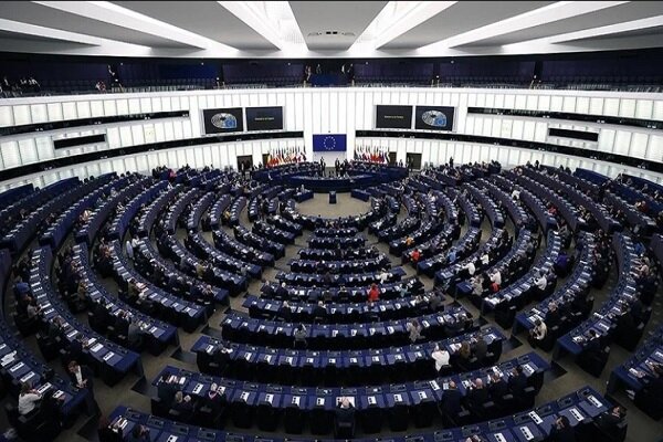 شکایت پارلمان اروپا از کمیسیون اروپا برای کمک به مجارستان