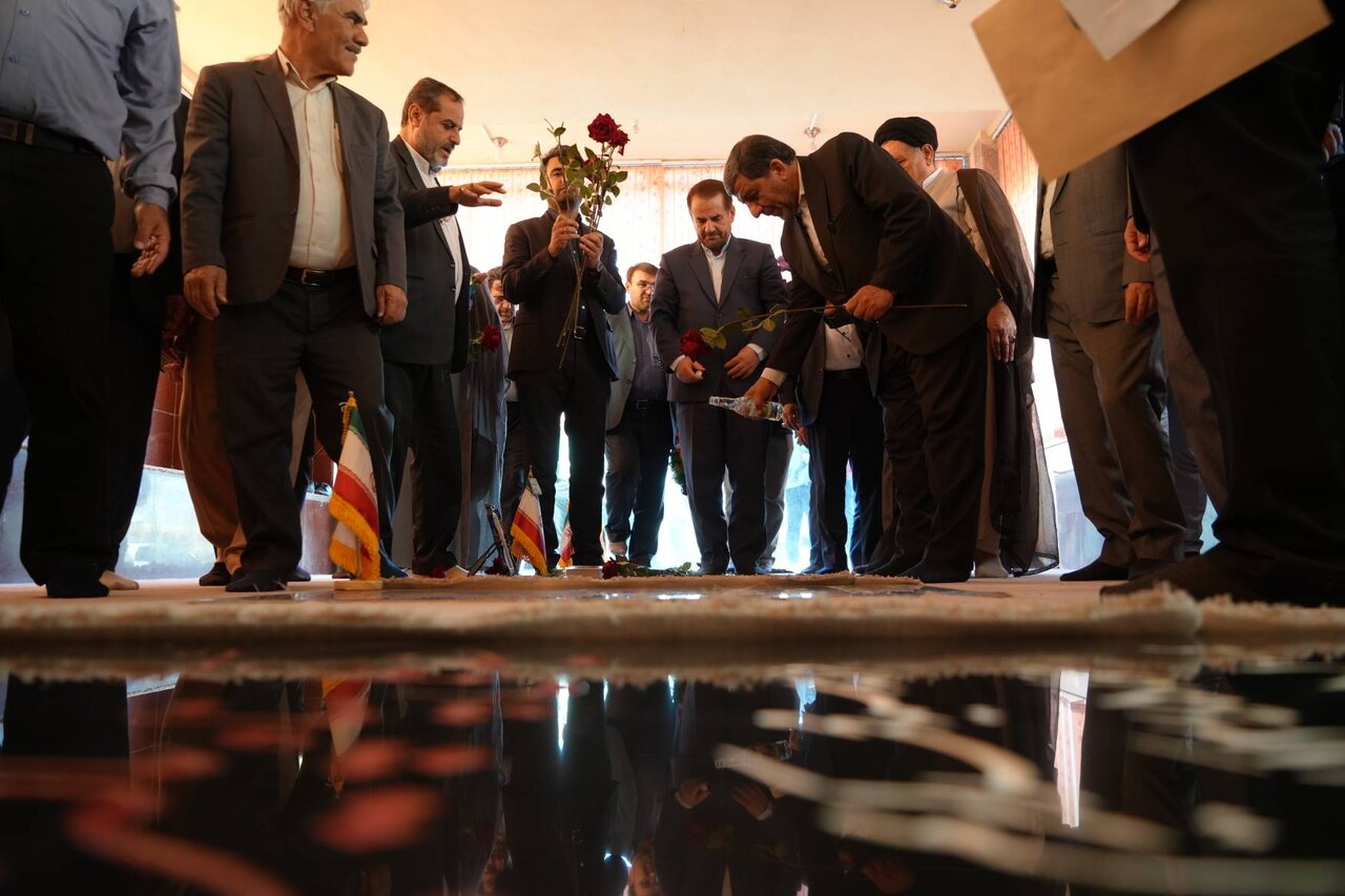 وزیر میراث فرهنگی به مقام شامخ شهدا در دهدشت ادای احترام کرد