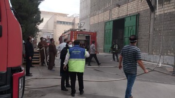 تلاش آتش‌نشانان برای مهار آتش‌سوزی در شرکت داروسازی
