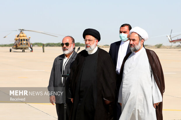 Raeisi arrives in Sistan and Baluchestan to open projects