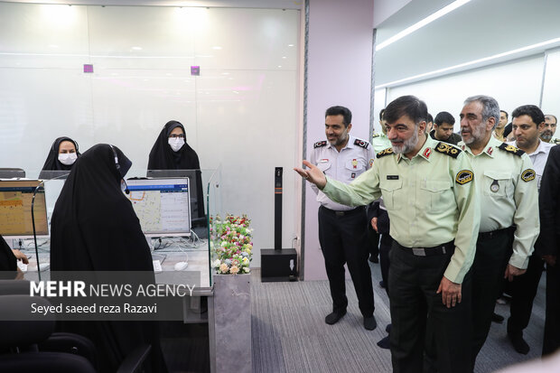  سردار احمدرضا رادان فرمانده کل انتظامی کشور در حال بازدید از  مرکز فوریت های پلیسی 110 است