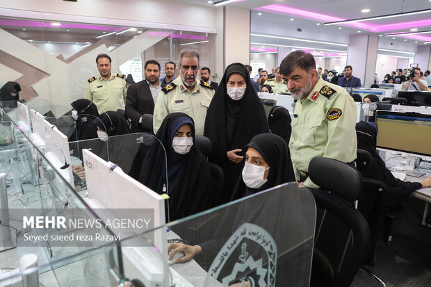  سردار احمدرضا رادان فرمانده کل انتظامی کشور در حال بازدید از  مرکز فوریت های پلیسی 110 است