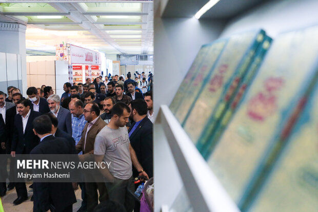 بازدید محمد مخبر از سی و چهارمین نمایشگاه بین المللی کتاب تهران 8