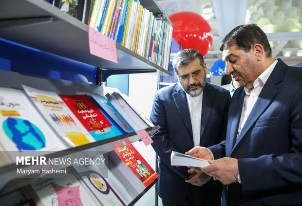 بازدید محمد مخبر از سی و چهارمین نمایشگاه بین المللی کتاب تهران 13