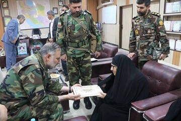 فرمانده نیروی زمینی از تیپ ۲۸۸ زرهی بازدید کرد/ دیدار امیر حیدری با مادر شهید سرابندی