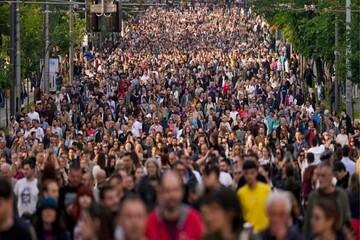 راهپیمایی ده‌ها هزار نفری بلگراد در اعتراض به تیراندازی‌های مرگبار اخیر