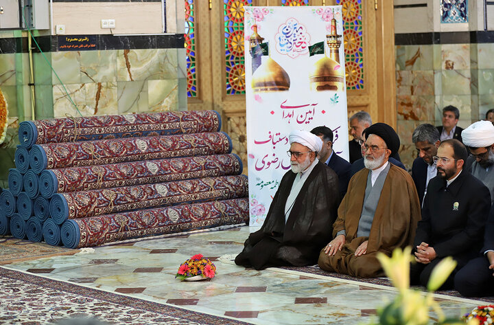 حرم حضرت معصومه (س) با فرشهای اهدایی آستان قدس مفروش شد