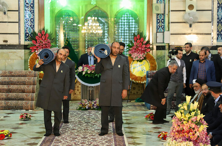 حرم حضرت معصومه (س) با فرشهای اهدایی آستان قدس مفروش شد