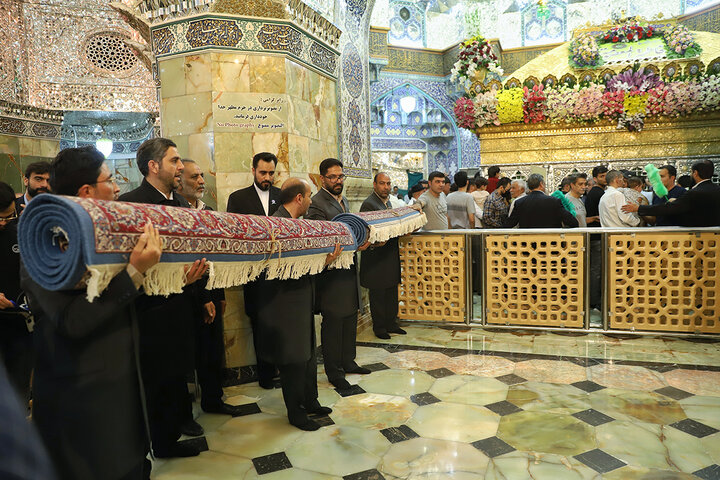 حرم حضرت معصومه (س) با فرشهای اهدایی آستان قدس مفروش شد