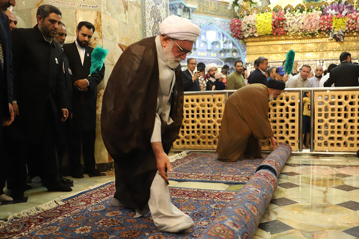 حرم حضرت معصومه (س) با فرشهای اهدایی آستان قدس مفروش شد