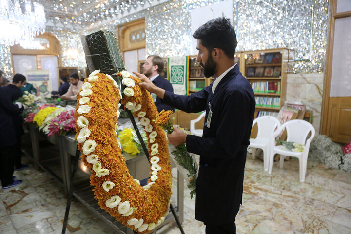 ضریح مطهر حضرت فاطمه معصومه (س) گل آرایی شد